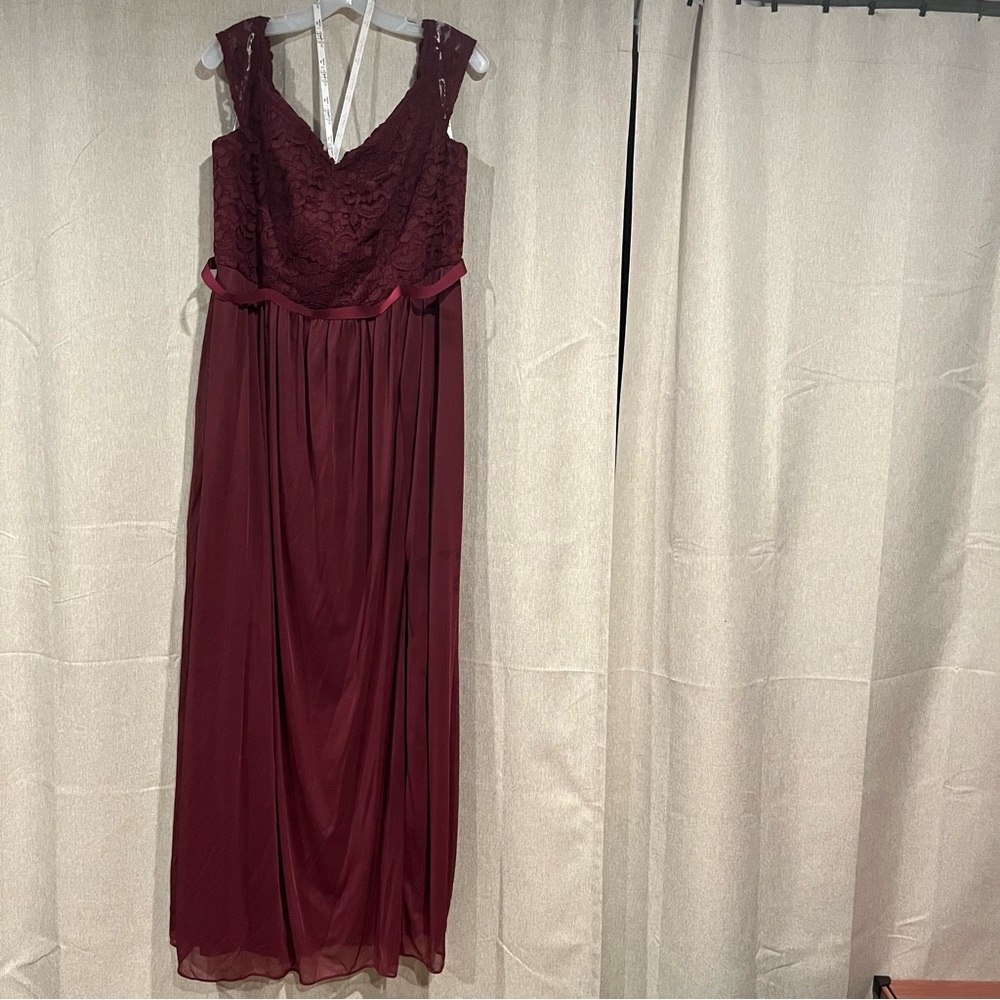 DAVID'S BRIDAL
off-the-shoulder lace and mesh bridesmaid dress